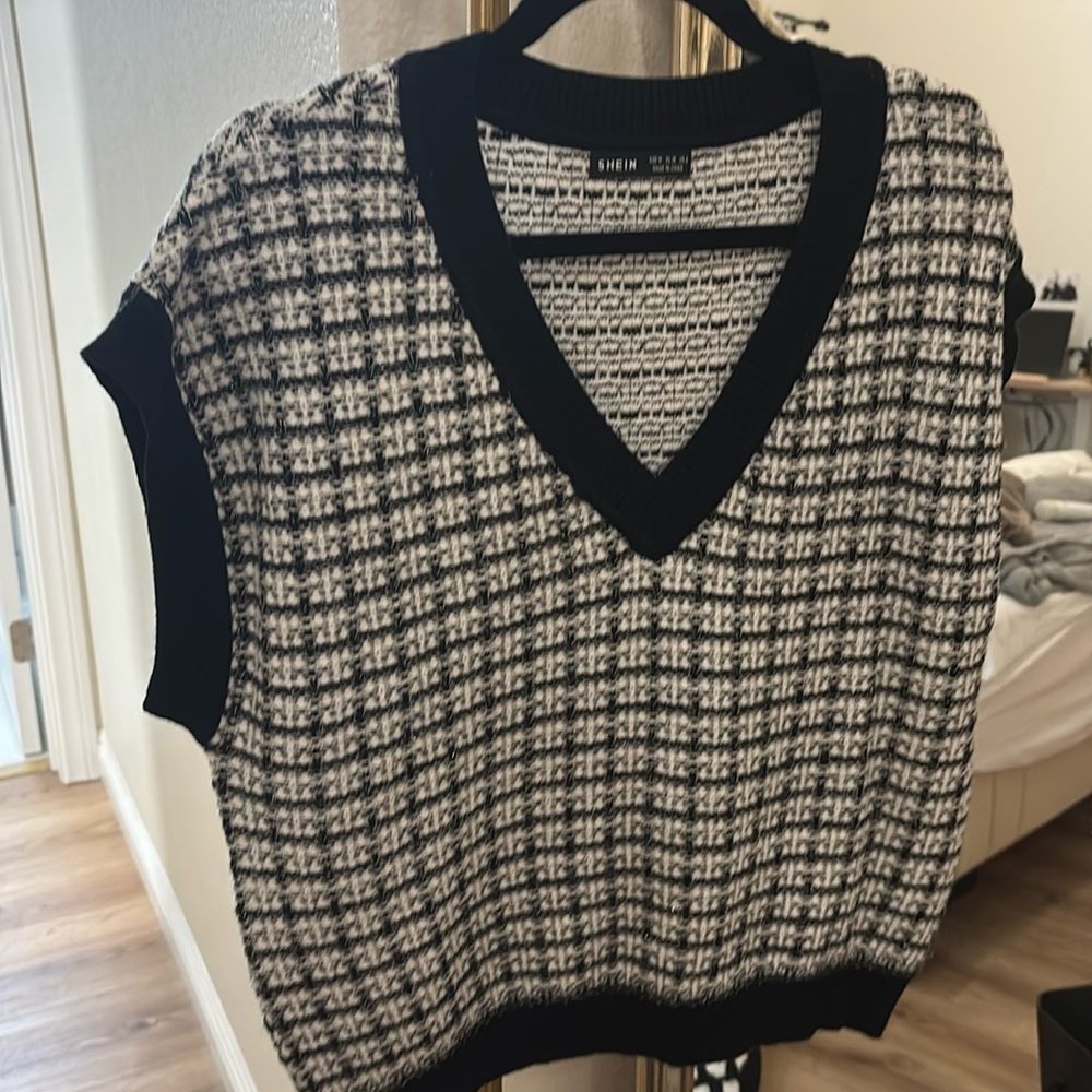 Sweater vest, black and white